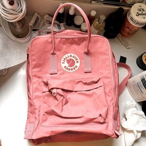 FJALLRAVEN Kånken Water Resistant Backpack in PINK